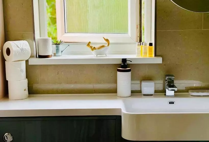 Tanglewood House Abergavenny With Private Parking