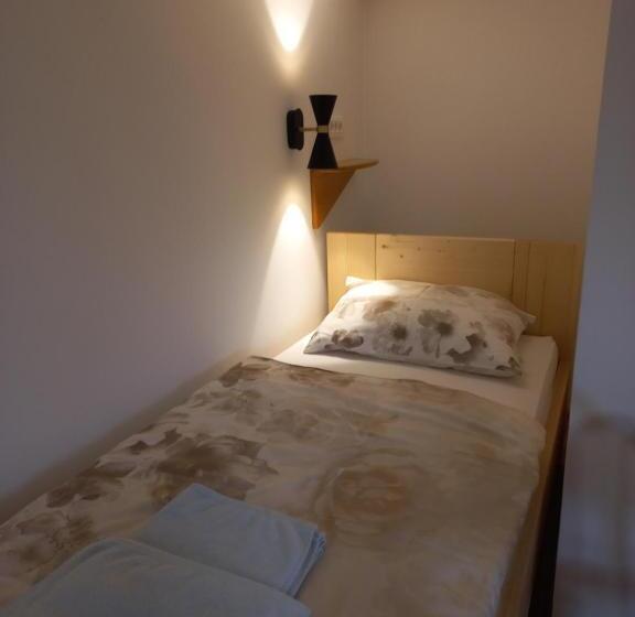 تختخواب و صبحانه Sobe Levc