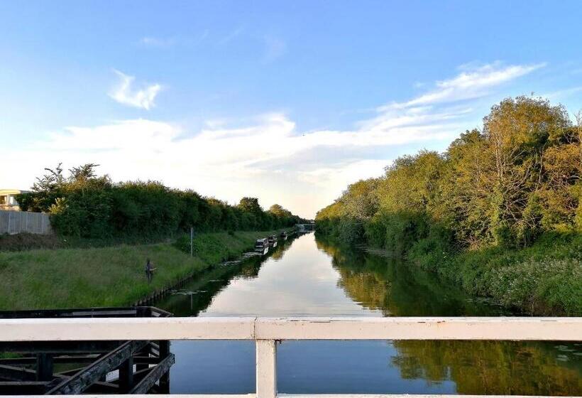 Stylish 2 Bedroom Home In Peaceful Area   Easy M5 Access & Free Parking