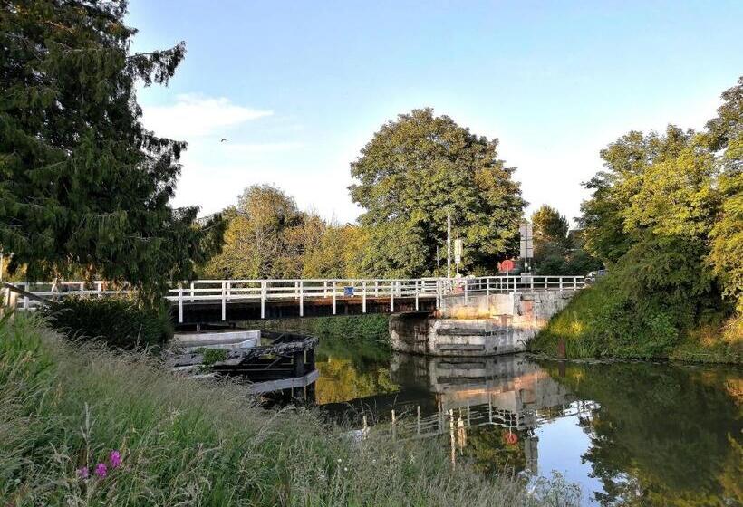 Stylish 2 Bedroom Home In Peaceful Area   Easy M5 Access & Free Parking