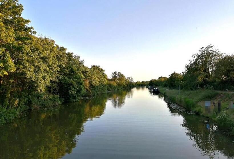 Stylish 2 Bedroom Home In Peaceful Area   Easy M5 Access & Free Parking