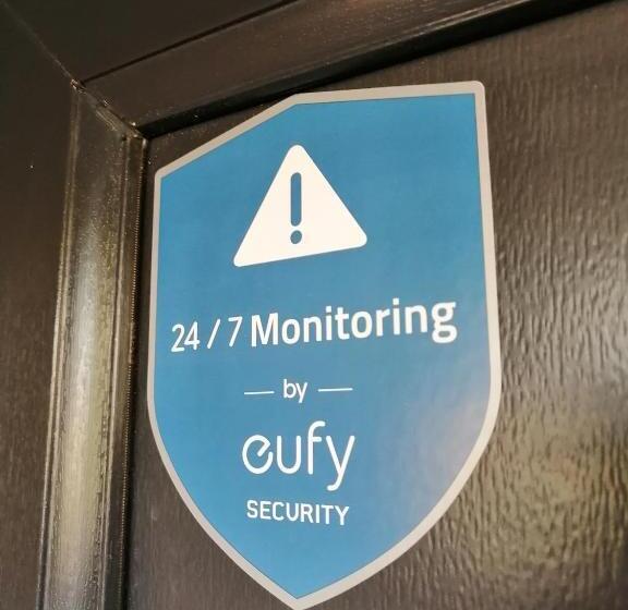 Stylish 2 Bedroom Home In Peaceful Area   Easy M5 Access & Free Parking