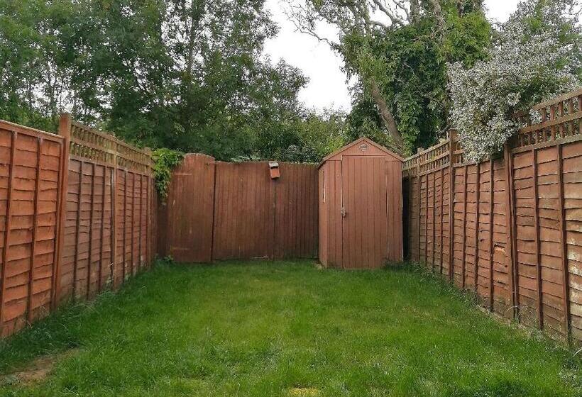 Stylish 2 Bedroom Home In Peaceful Area   Easy M5 Access & Free Parking