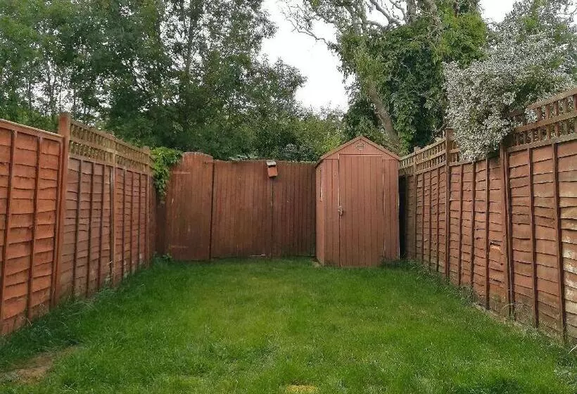 Stylish 2 Bedroom Home In Peaceful Area   Easy M5 Access & Free Parking