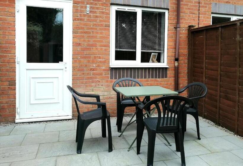 Stylish 2 Bedroom Home In Peaceful Area   Easy M5 Access & Free Parking