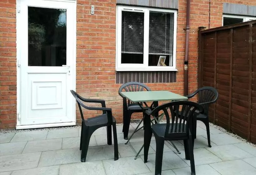 Stylish 2 Bedroom Home In Peaceful Area   Easy M5 Access & Free Parking