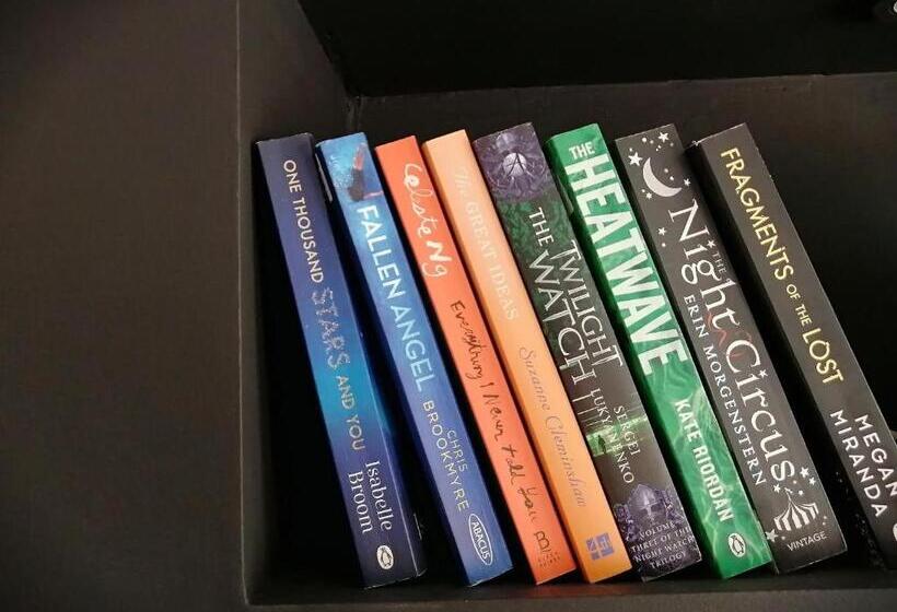 Stylish 2 Bedroom Home In Peaceful Area   Easy M5 Access & Free Parking