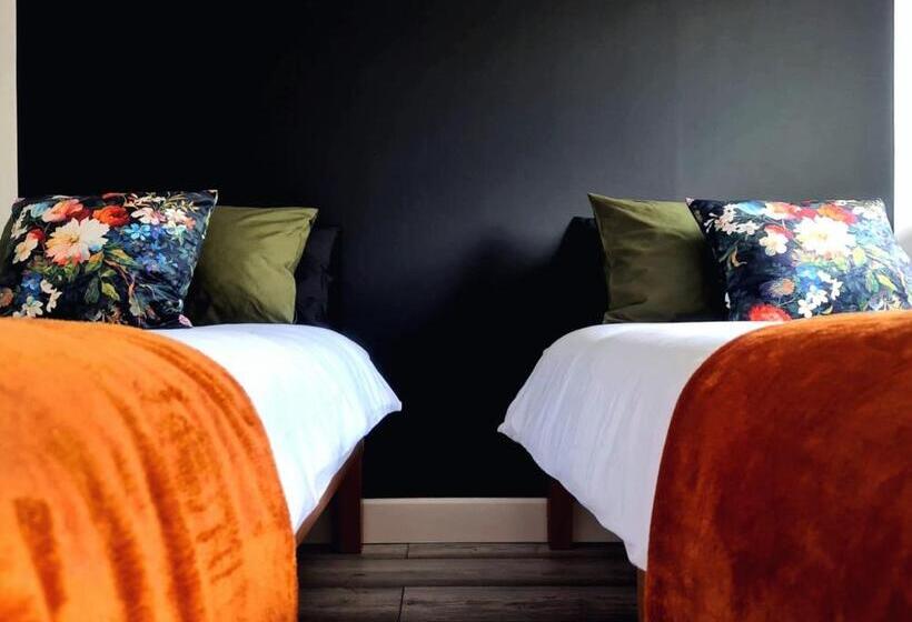 Stylish 2 Bedroom Home In Peaceful Area   Easy M5 Access & Free Parking