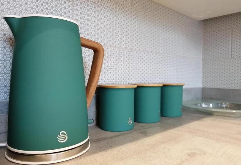 Stylish 2 Bedroom Home In Peaceful Area   Easy M5 Access & Free Parking