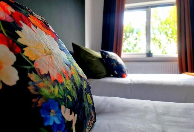 Stylish 2 Bedroom Home In Peaceful Area   Easy M5 Access & Free Parking