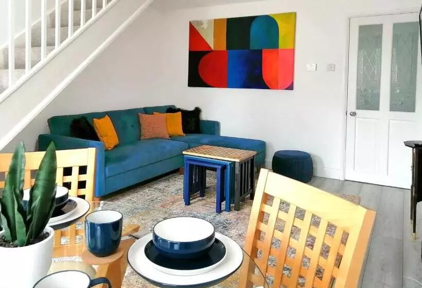 Stylish 2 Bedroom Home In Peaceful Area   Easy M5 Access & Free Parking