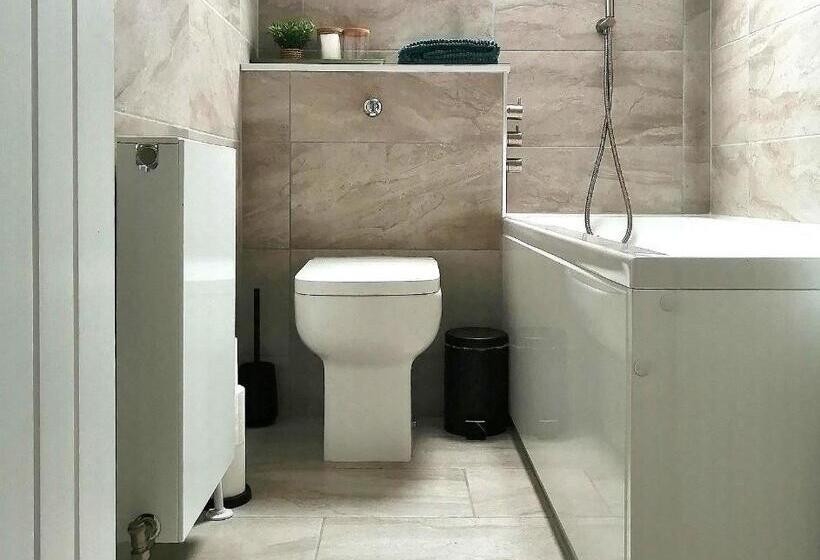 Stylish 2 Bedroom Home In Peaceful Area   Easy M5 Access & Free Parking