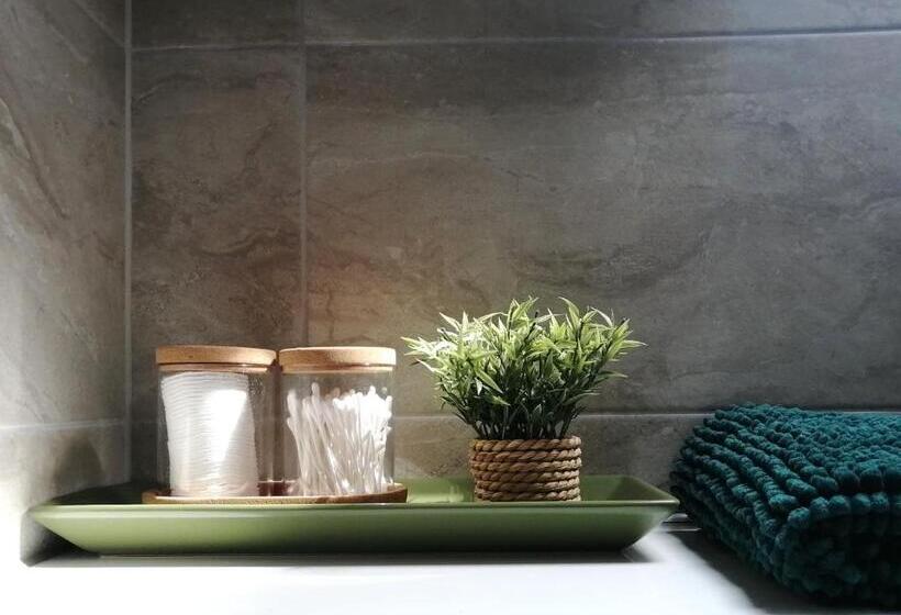 Stylish 2 Bedroom Home In Peaceful Area   Easy M5 Access & Free Parking