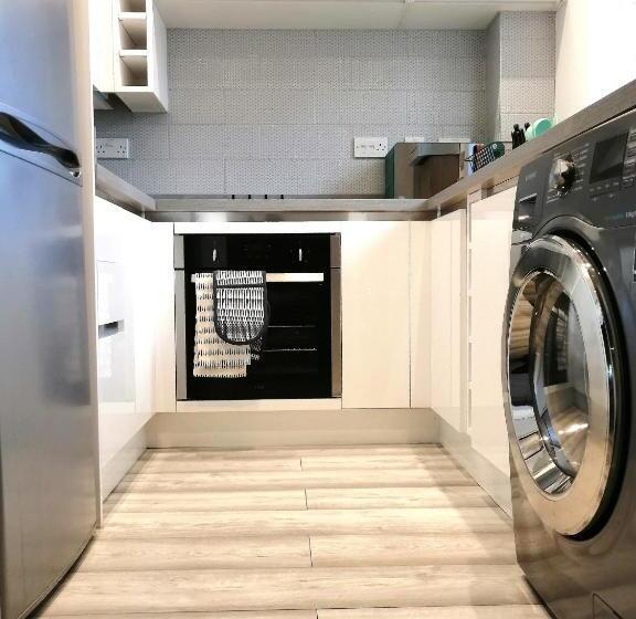 Stylish 2 Bedroom Home In Peaceful Area   Easy M5 Access & Free Parking