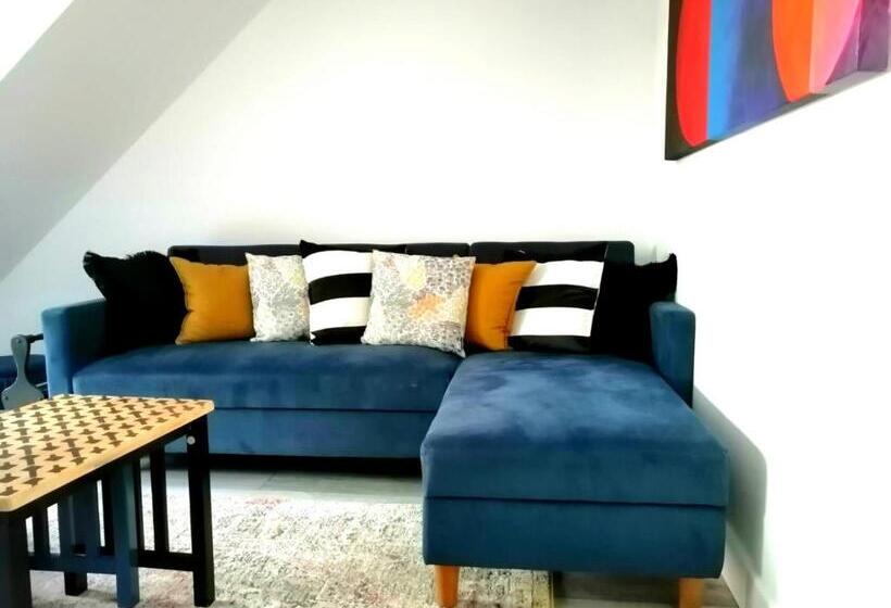 Stylish 2 Bedroom Home In Peaceful Area   Easy M5 Access & Free Parking