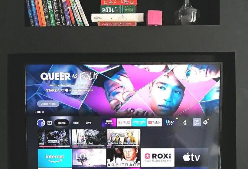 Stylish 2 Bedroom Home In Peaceful Area   Easy M5 Access & Free Parking