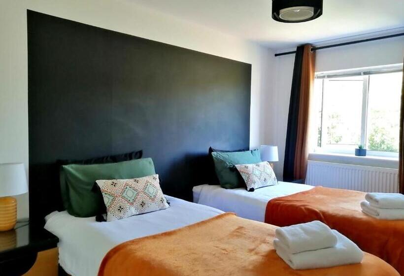 Stylish 2 Bedroom Home In Peaceful Area   Easy M5 Access & Free Parking