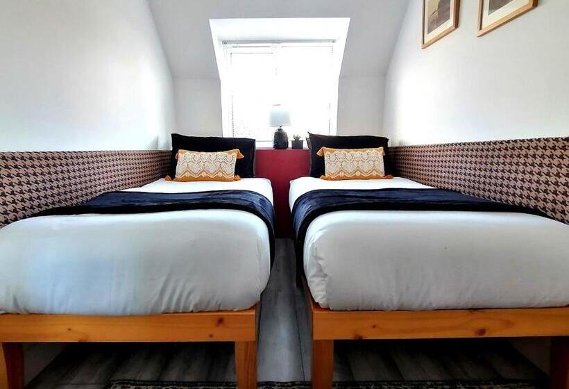 Stylish 2 Bedroom Home In Peaceful Area   Easy M5 Access & Free Parking