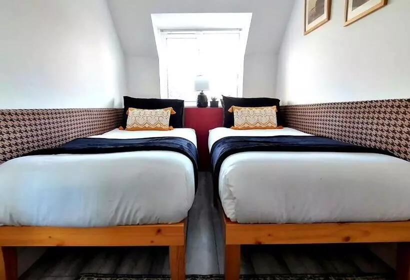 Stylish 2 Bedroom Home In Peaceful Area   Easy M5 Access & Free Parking