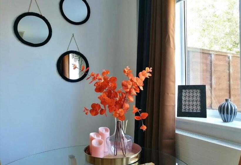 Stylish 2 Bedroom Home In Peaceful Area   Easy M5 Access & Free Parking