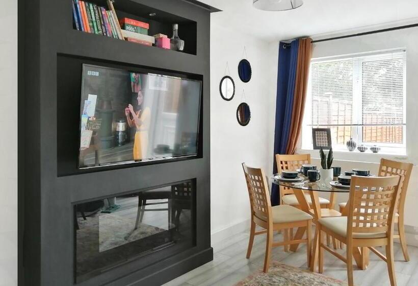 Stylish 2 Bedroom Home In Peaceful Area   Easy M5 Access & Free Parking