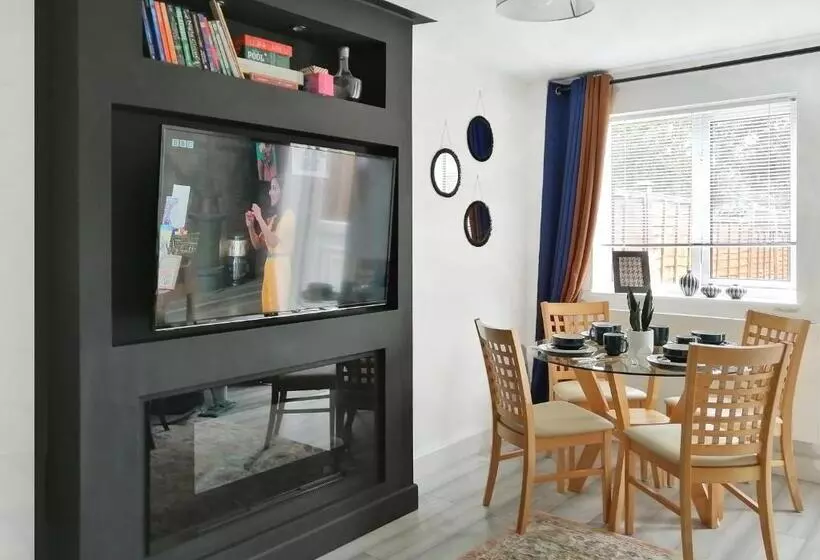 Stylish 2 Bedroom Home In Peaceful Area   Easy M5 Access & Free Parking