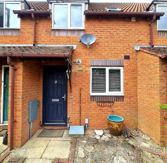 Stylish 2 Bedroom Home In Peaceful Area   Easy M5 Access & Free Parking