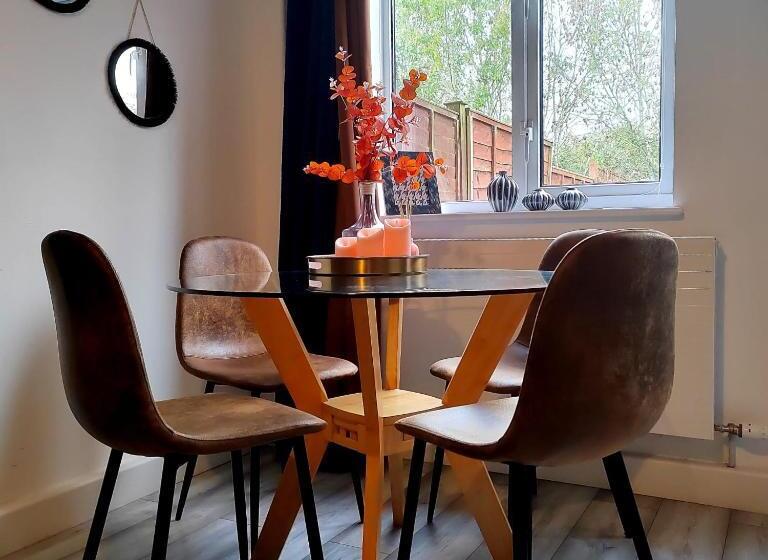 Stylish 2 Bedroom Home In Peaceful Area   Easy M5 Access & Free Parking