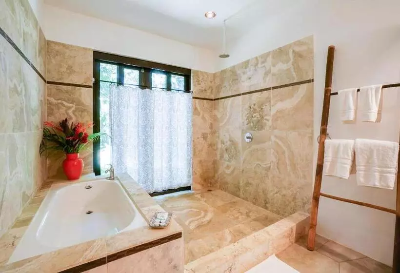 Hotelli Makara Suite Mariposa Ground Floor