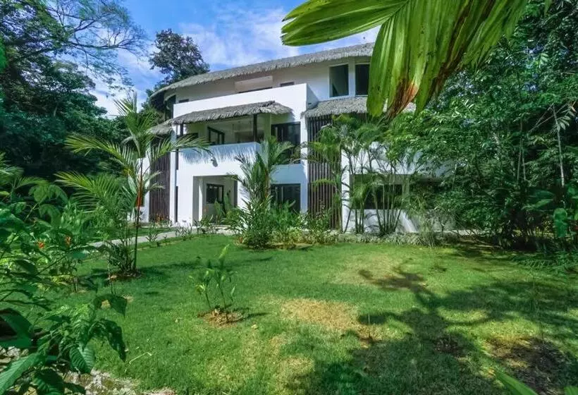 Hotelli Makara Suite Mariposa Ground Floor