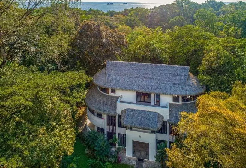 Hotelli Makara Suite Mariposa Ground Floor