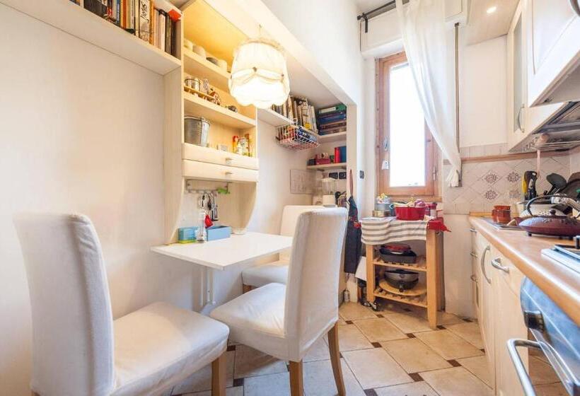 پانسیون Locchi