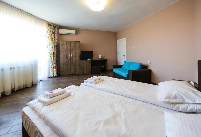 פנסיון The Secret Garden