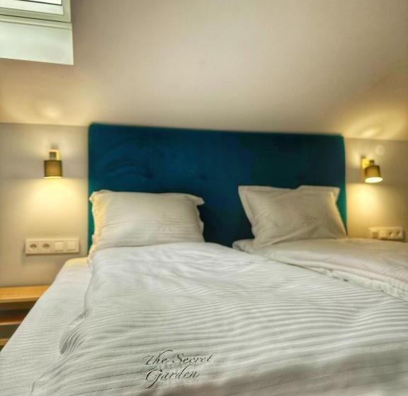 بنسيون The Secret Garden
