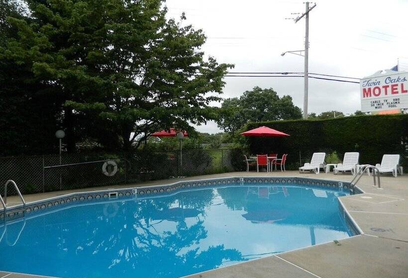 Twin Oaks Motel