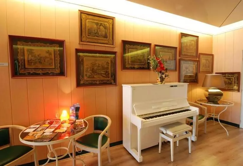 هتل Hôtel Des Dhuits