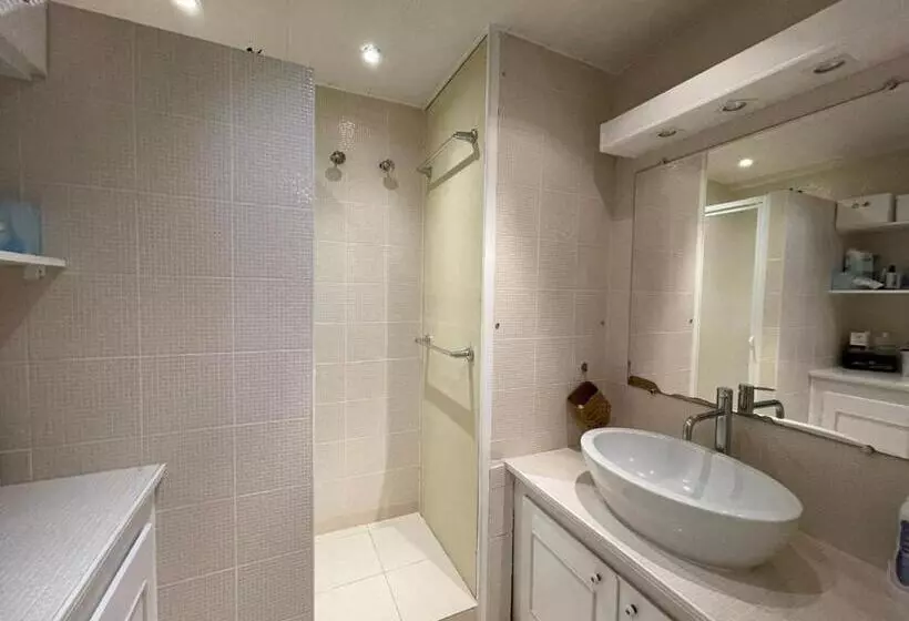 Appartement T4 Très Bien Situé Et Climatisé