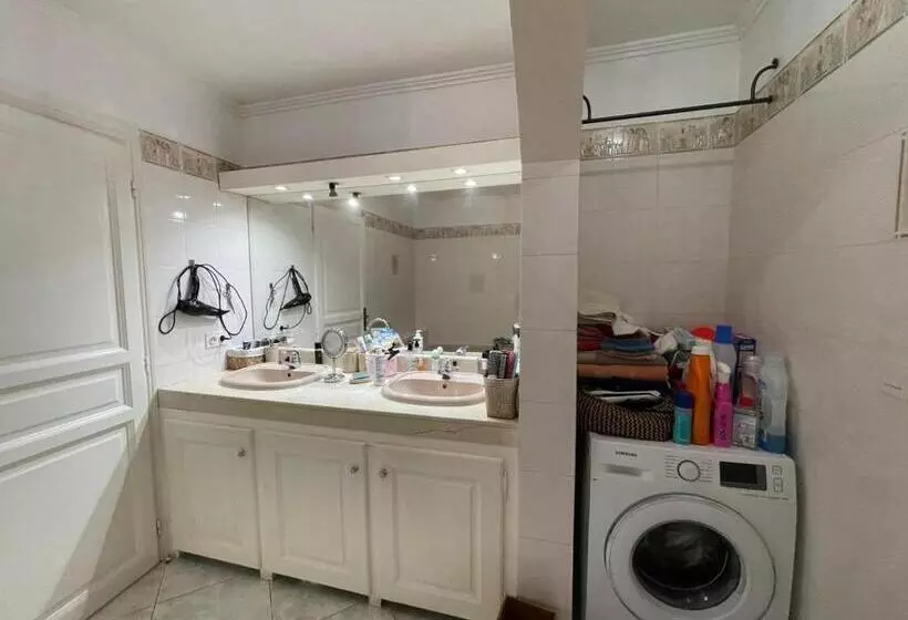 Appartement T4 Très Bien Situé Et Climatisé