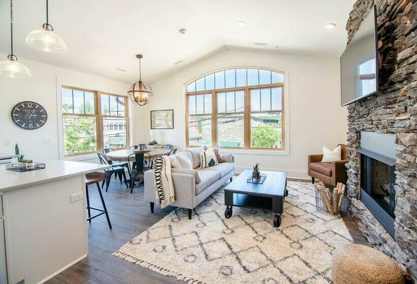 Franklin At M&p   View Of Main Street