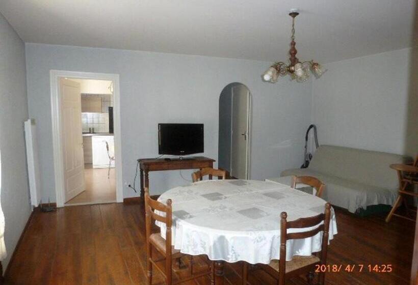 Au Centre Du Village