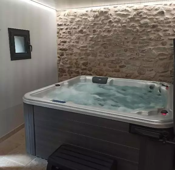 ベッドアンドブレックファースト Chambre D Hôte Avec Spa Privatif Domaine Les Nuits Envôutées   Gard