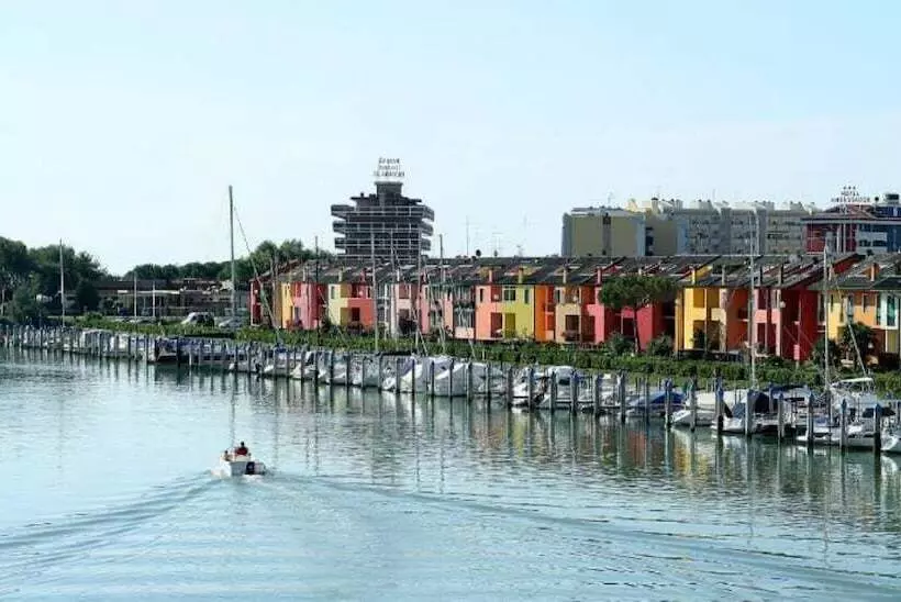 Central Flat, 130m From The Beach With Shared Pool