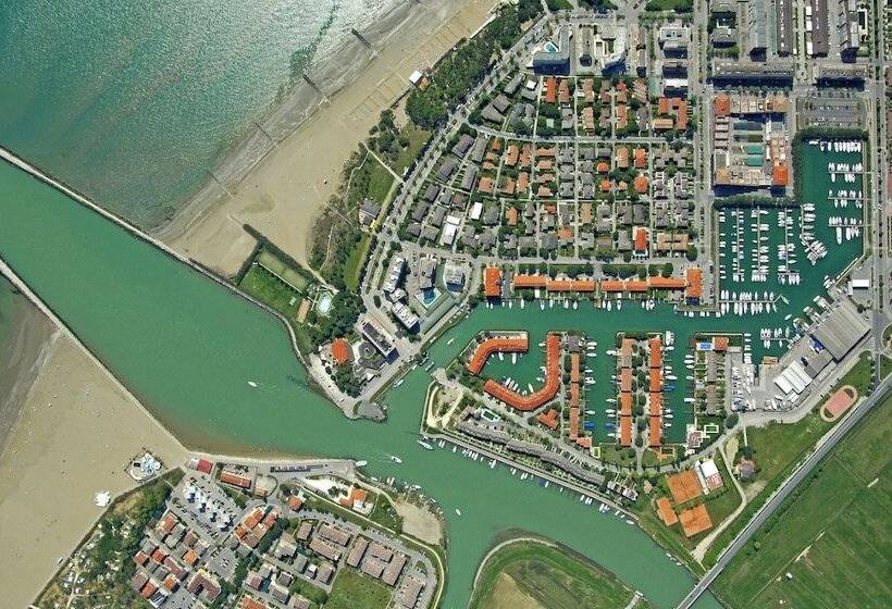 Central Flat, 130m From The Beach With Shared Pool