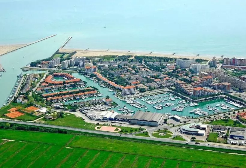 Central Flat, 130m From The Beach With Shared Pool