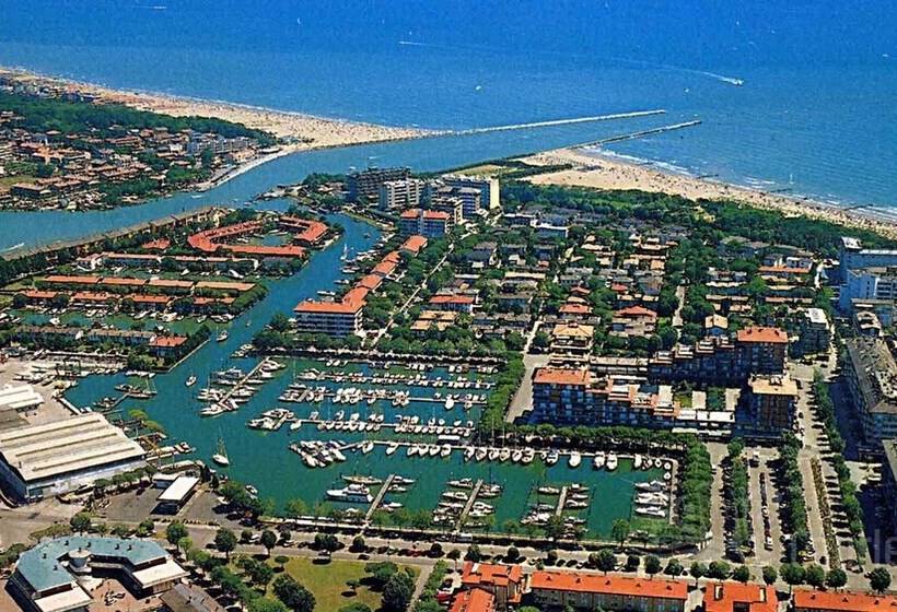 Central Flat, 130m From The Beach With Shared Pool