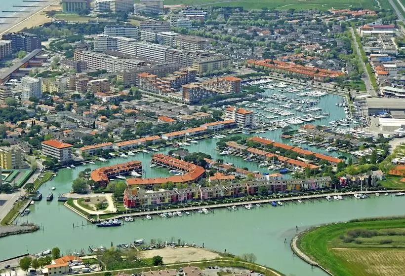 Central Flat, 130m From The Beach With Shared Pool