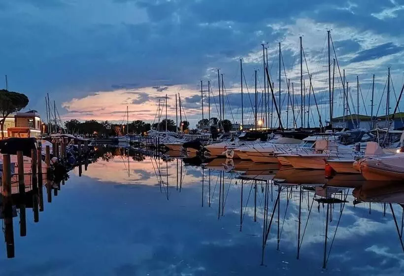 Central Flat, 130m From The Beach With Shared Pool