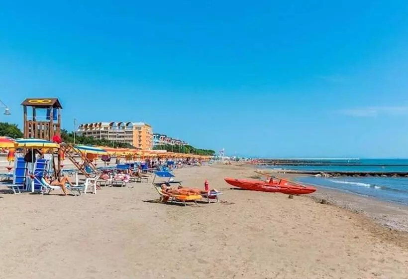 Central Flat, 130m From The Beach With Shared Pool