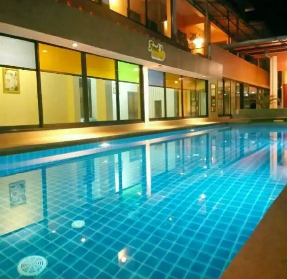 Hotelli โรงแรมฟร้อนบีช Frontbeach