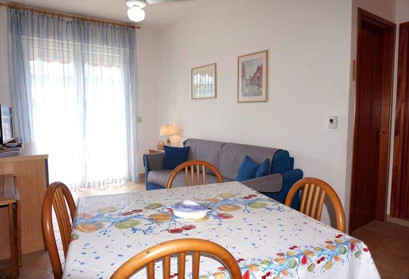 Enjoy Your Holiday In Our Pool   Beahost